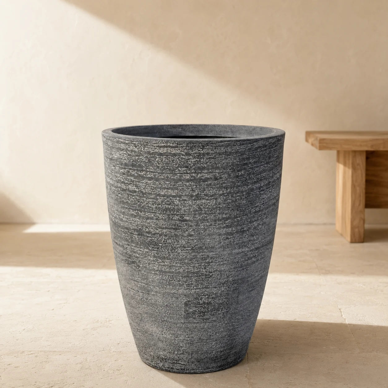 Maison Moya — Cylindre Tall Modern Floor Planter — mise en scène Maison Moya