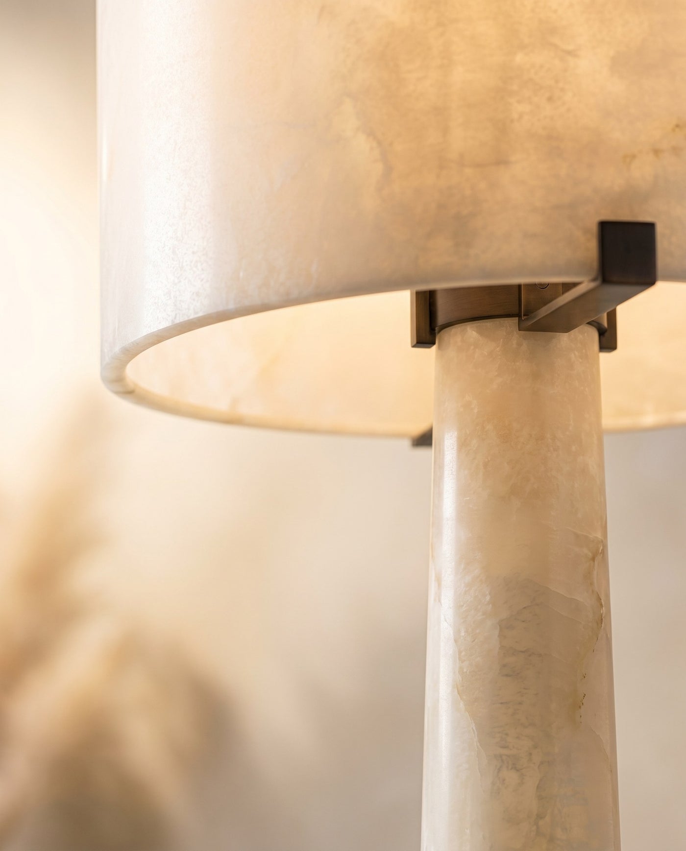 Maison Moya - Albâtre Alabaster Column Floor Lamp - 03 closeup-top