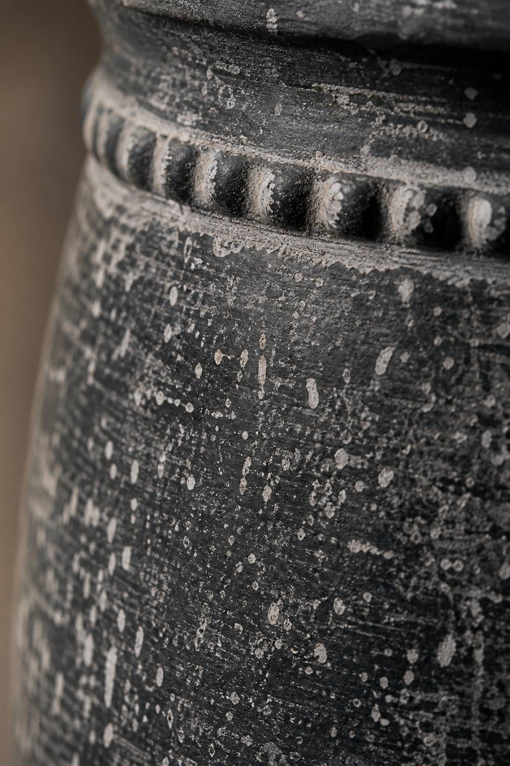 Maison Moya - Cuve à Anses Handled Amphora Planter - closeup surface