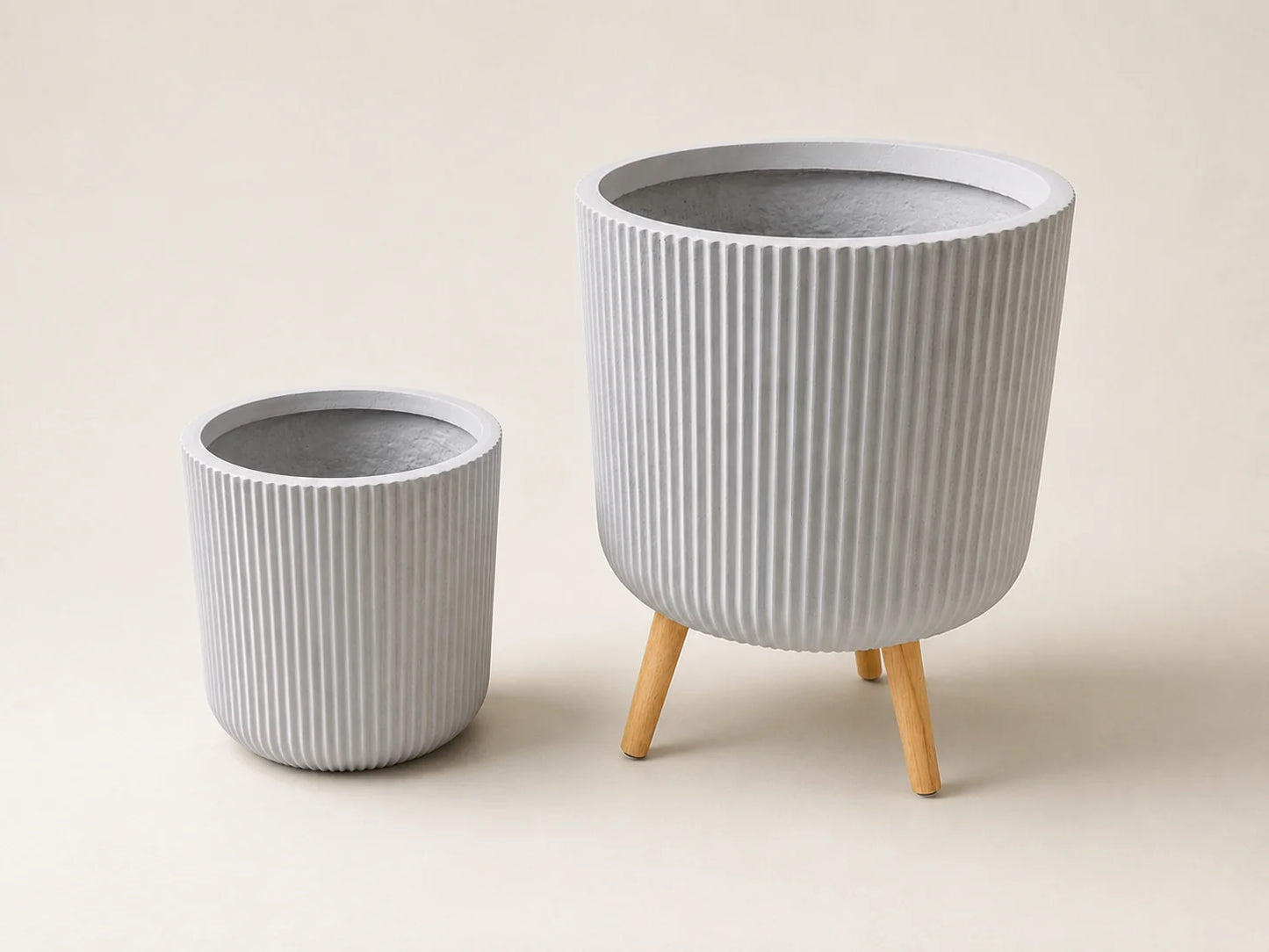 Maison Moya — Trépied Ribbed Planter — vue studio trois-quarts