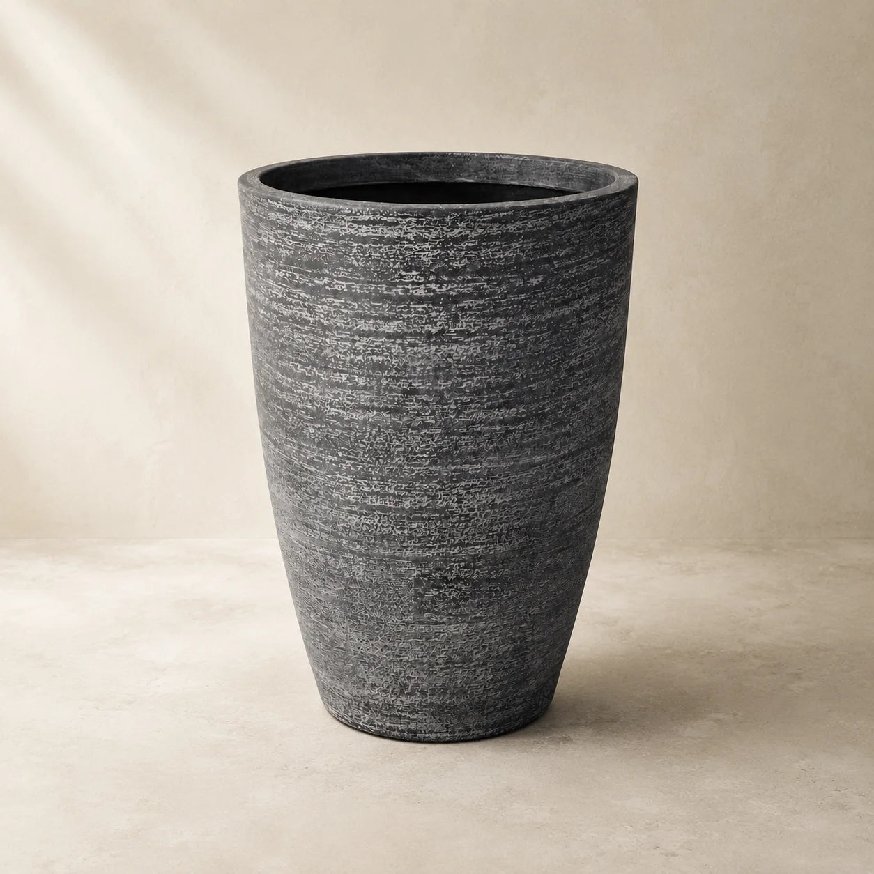 Maison Moya — Strié Textured Cylinder Planter — vue studio trois-quarts
