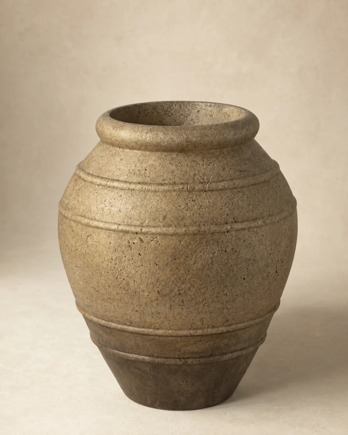 Maison Moya — Jar Antique Belly Floor Planter — vue studio trois-quarts