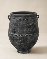 Maison Moya — Cuve à Anses Handled Amphora Planter — vue studio trois-quarts