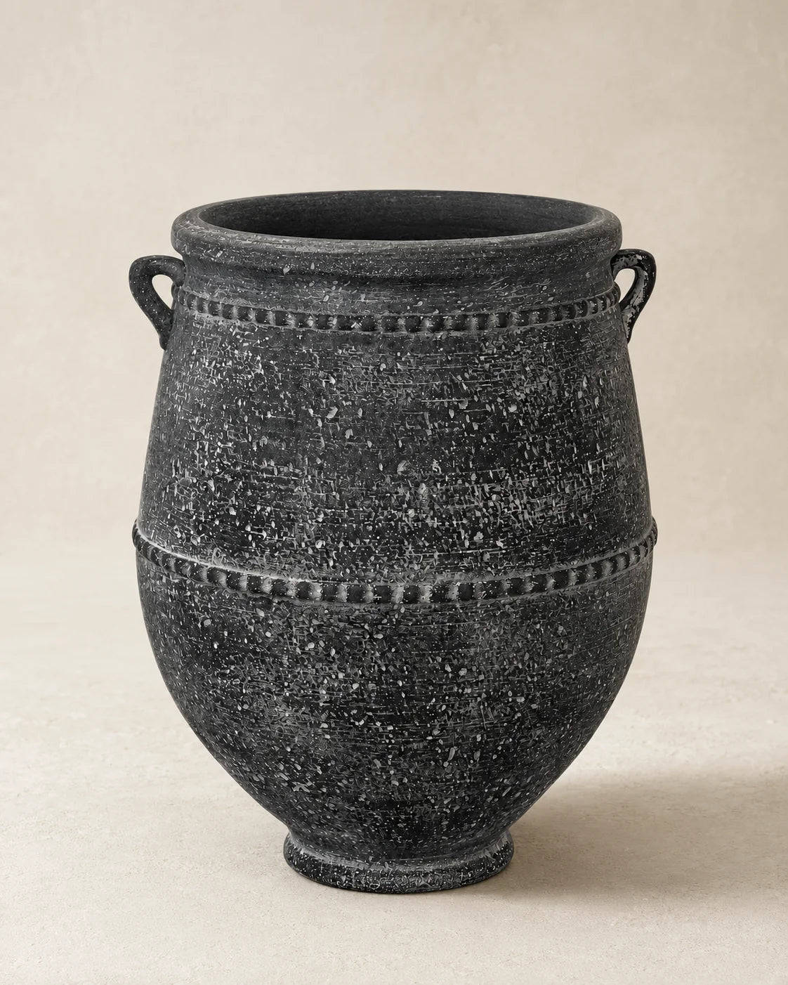Maison Moya — Cuve à Anses Handled Amphora Planter — vue studio trois-quarts