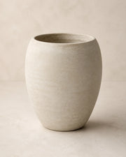 Maison Moya — Œuf Modern Egg-Form Planter — vue studio trois-quarts