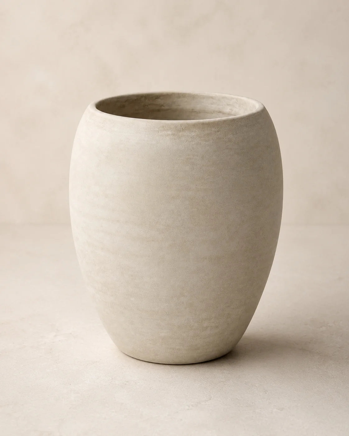 Maison Moya — Œuf Modern Egg-Form Planter — vue studio trois-quarts