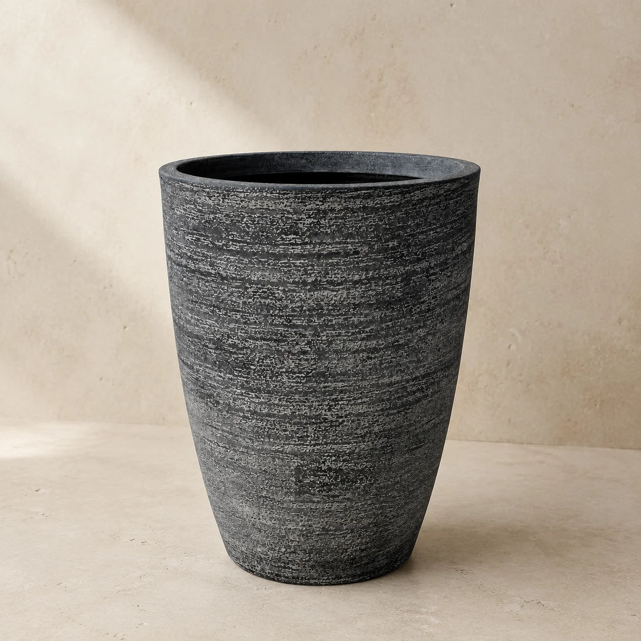 Maison Moya — Cylindre Tall Modern Floor Planter — vue studio trois-quarts