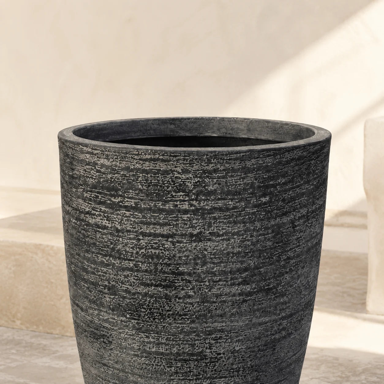 Maison Moya — Strié Textured Cylinder Planter — détail matière et rebord