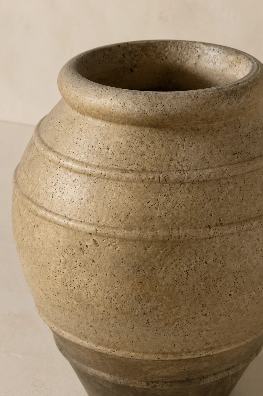 Maison Moya — Jar Antique Belly Floor Planter — détail matière et rebord