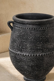 Maison Moya — Cuve à Anses Handled Amphora Planter — détail matière et rebord