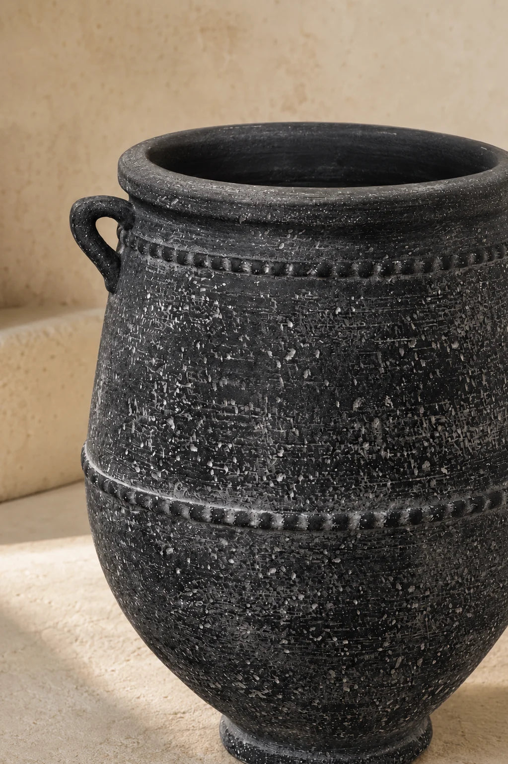 Maison Moya — Cuve à Anses Handled Amphora Planter — détail matière et rebord
