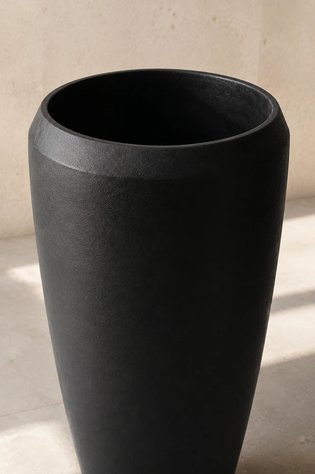 Maison Moya — Élancé Tall Tapered Floor Planter — détail matière et rebord