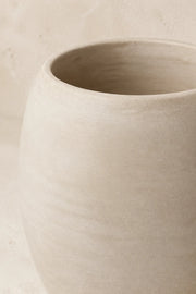 Maison Moya — Œuf Modern Egg-Form Planter — détail matière et rebord
