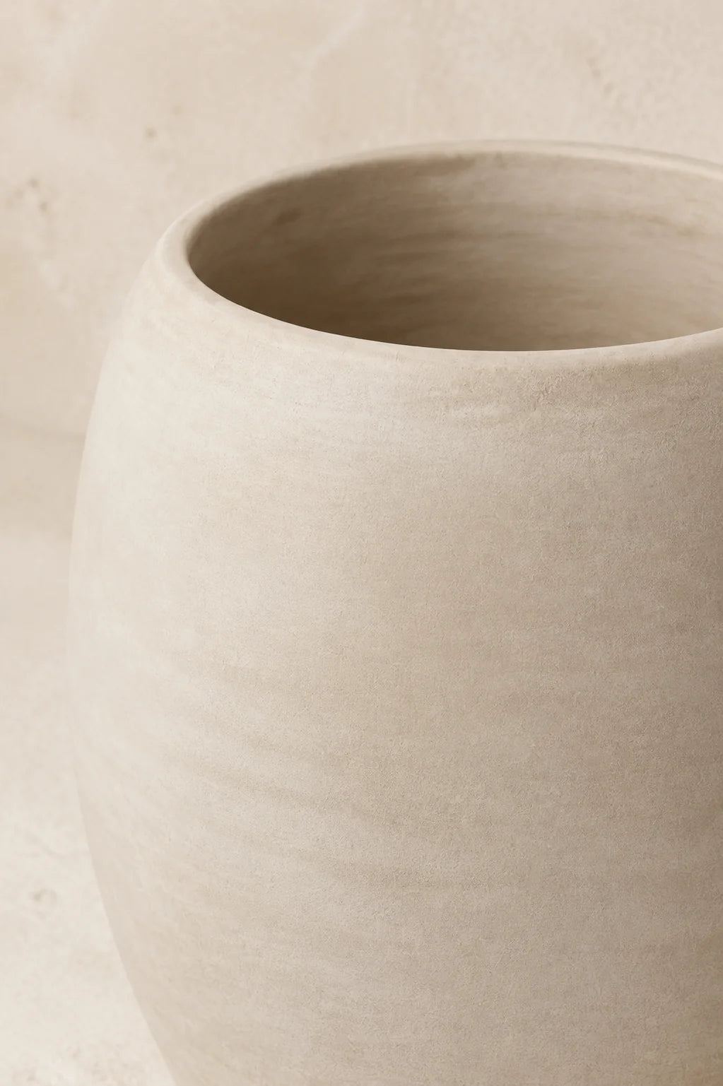 Maison Moya — Œuf Modern Egg-Form Planter — détail matière et rebord