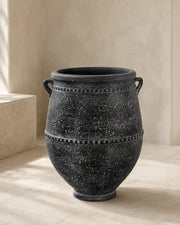 Maison Moya — Cuve à Anses Handled Amphora Planter — mise en scène Maison Moya